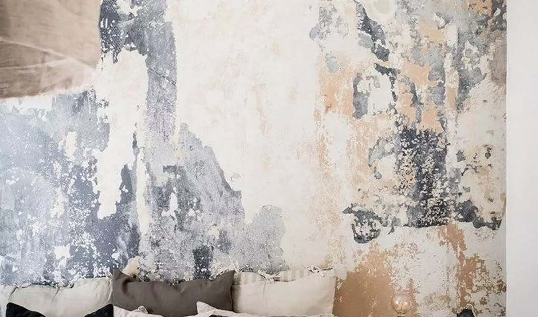 Pastel colored wallpaper in the bedroom