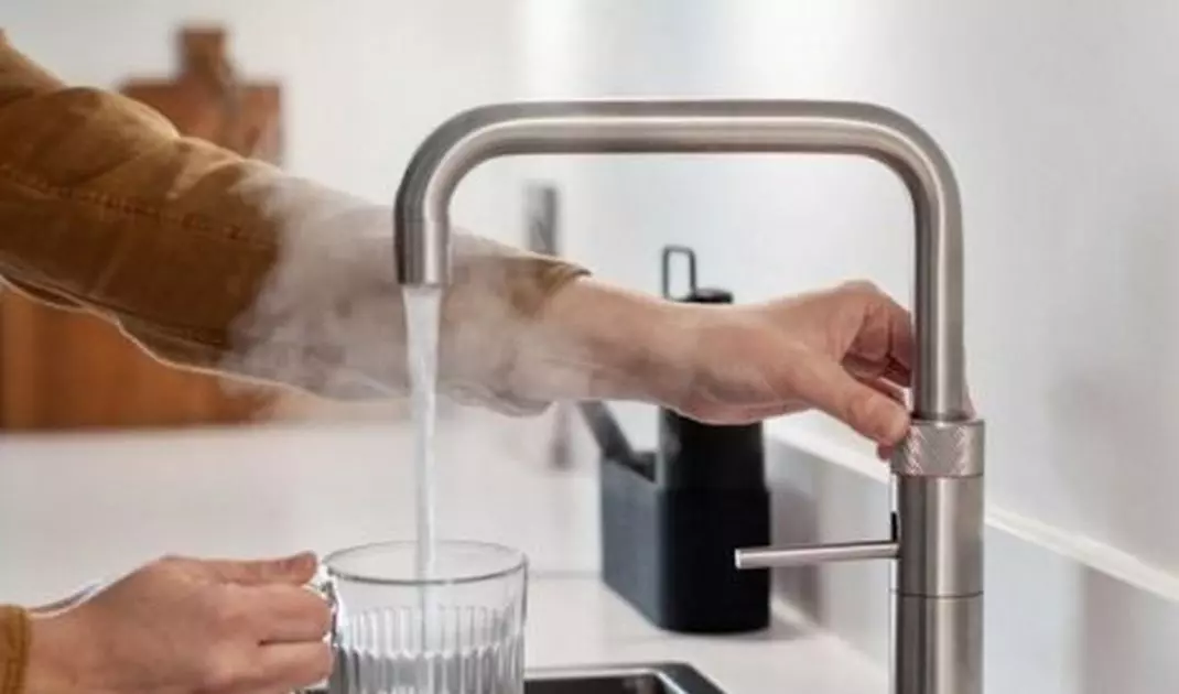 Tap with the possibility of pouring boiling water