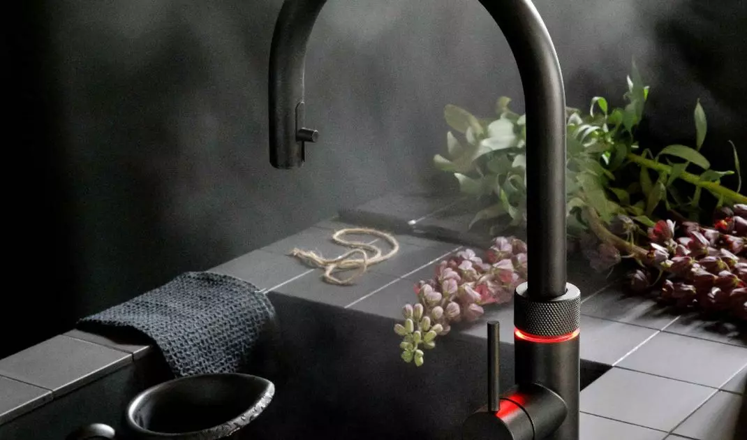 Kitchen faucet with the possibility of pouring boiling water