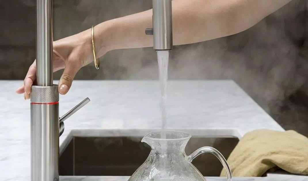 Kitchen faucet with the possibility of pouring boiling water