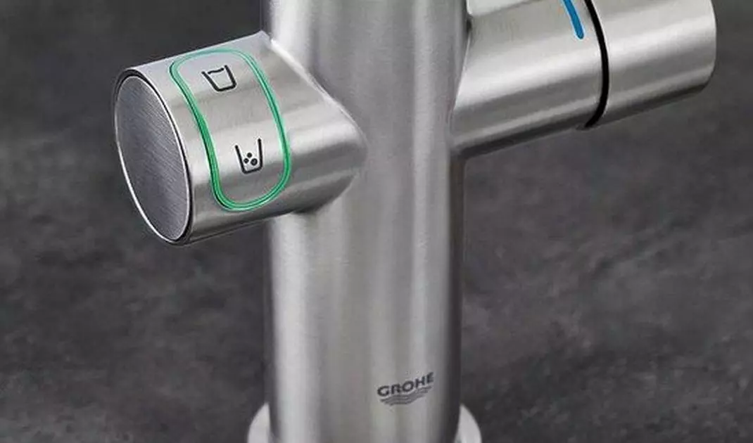 Kitchen faucet with the possibility of pouring boiling water