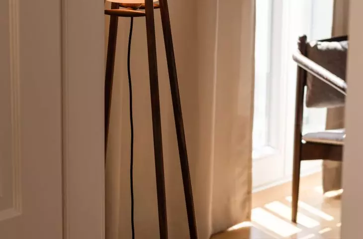 Minimalistyczna lampa podłogowa