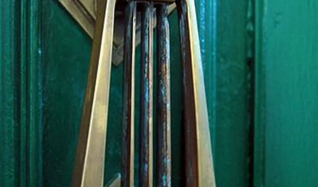 Simplified form of door knocker
