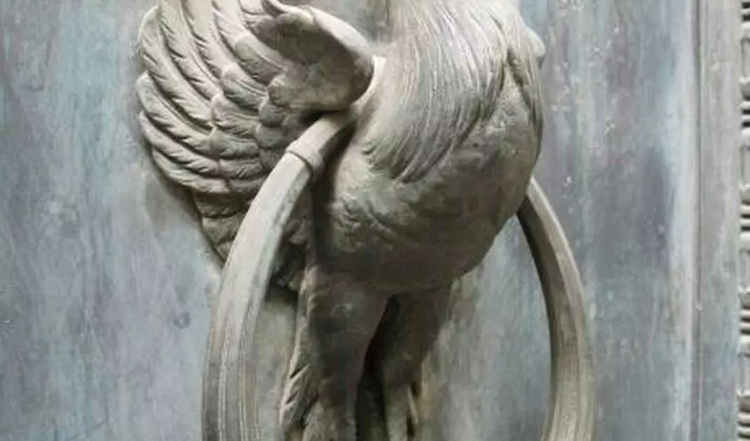 Door knocker with animal motif