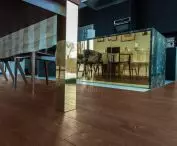 Ciemne deski dębowe w eklektycznym wnętrzu