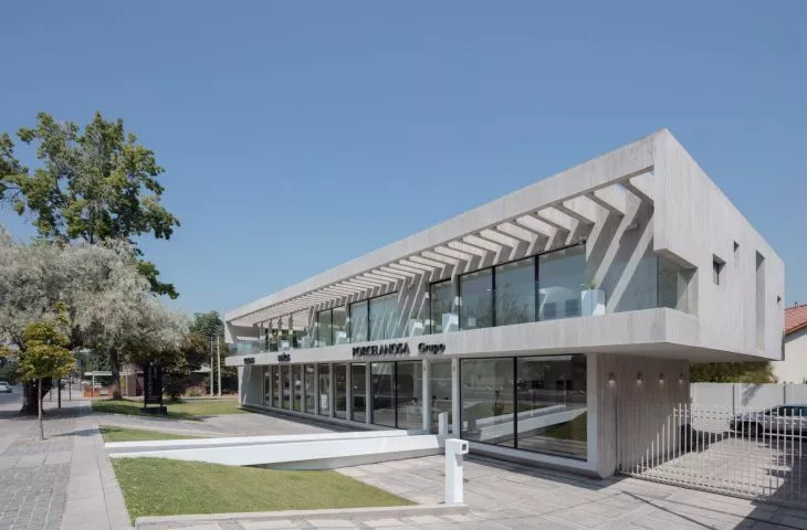Showroom firmy Porcelanosa w Santiago