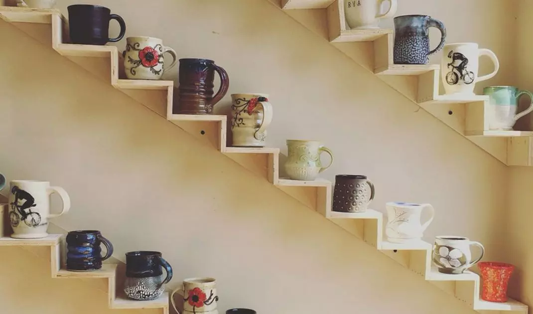 Stepped shelf dedicated to cups