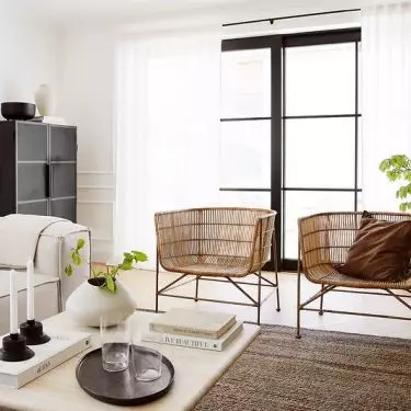 Dark colors will be the perfect basis for the arrangement