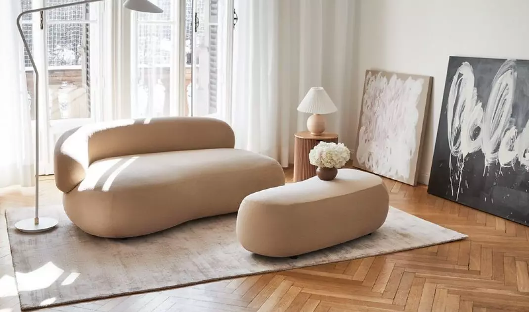 Jasne sofy formą przypominają lekką piankę