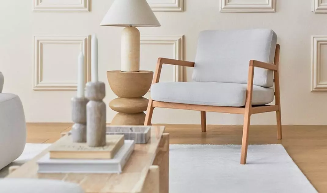 Lodowy akcent do nowoczesnej aranżacji wprowadzą przejrzyste klosze lamp o modernistycznych formach