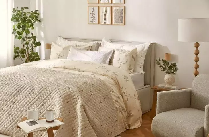 Soft textiles such as pillows, plaids and curtains will add cozy warmth to the arrangement and create a soft atmosphere