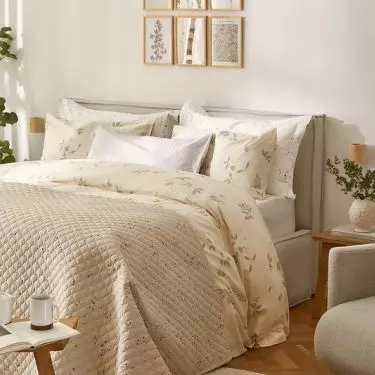 Soft textiles such as pillows, plaids and curtains will add cozy warmth to the arrangement and create a soft atmosphere