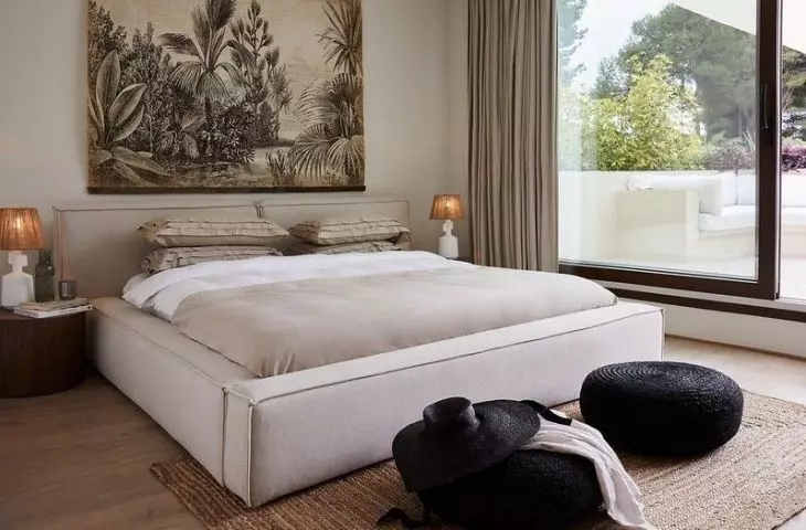 In interiors in neutral colors, it is worth playing with accessories