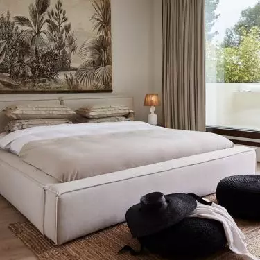 In interiors in neutral colors, it is worth playing with accessories