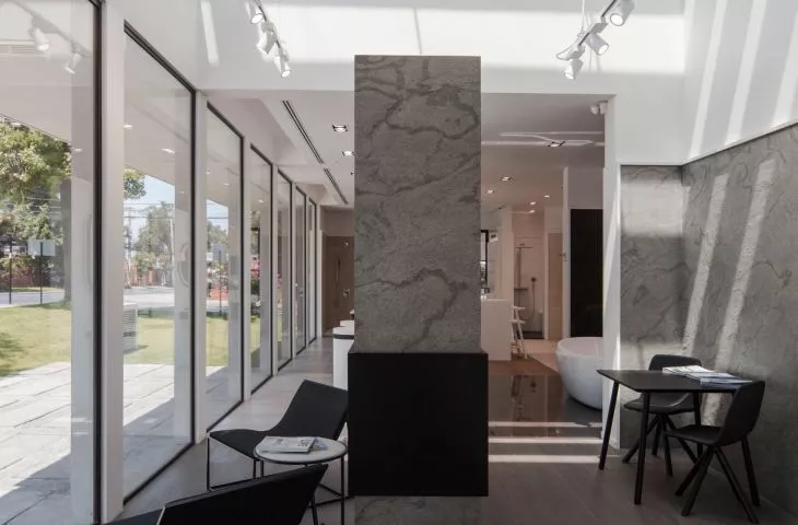 Showroom firmy Porcelanosa w Santiago