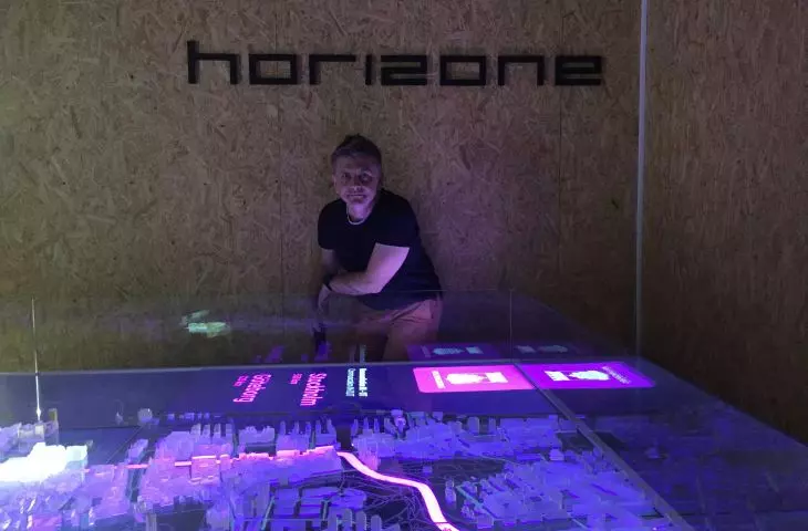 Dominik Darasz (Horizone) nad makietą Helsingborga 