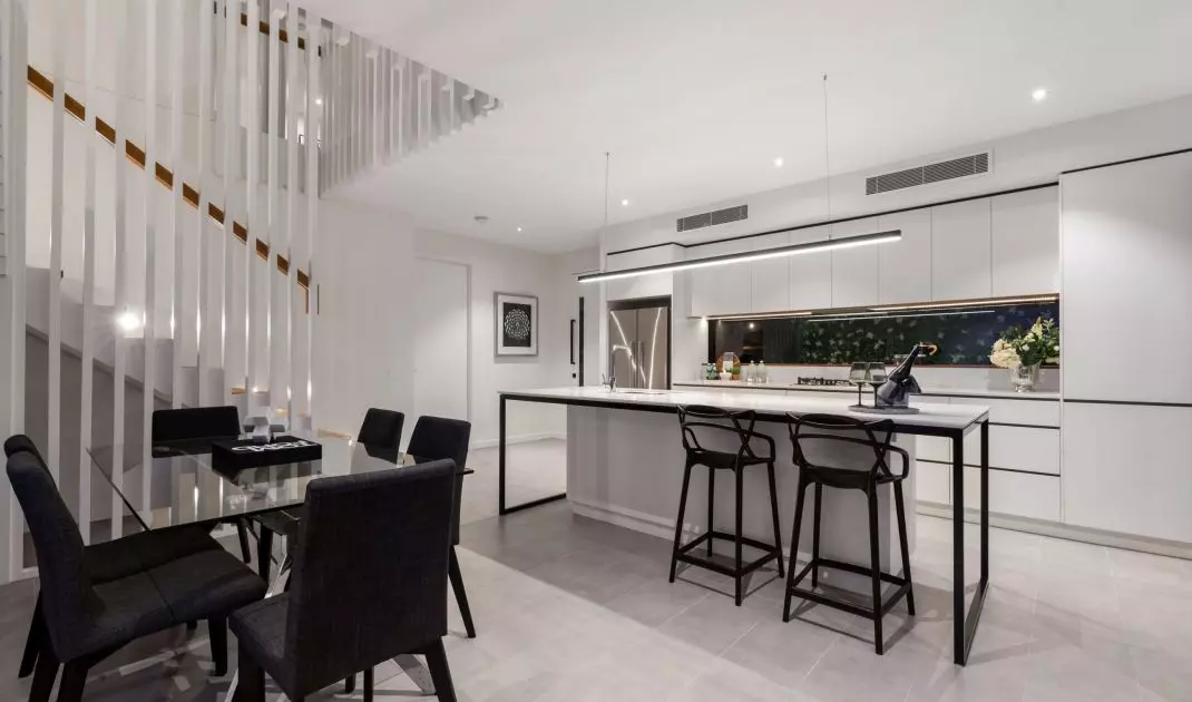In hot weather, a tile floor will perform much better than parquet flooring 