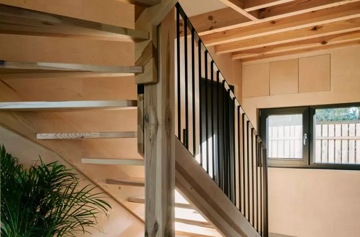 Schody z metalową balustradą