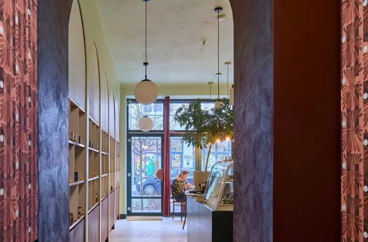 In a harmonious and subdued background, the architect incorporated natural materials