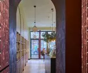 In a harmonious and subdued background, the architect incorporated natural materials