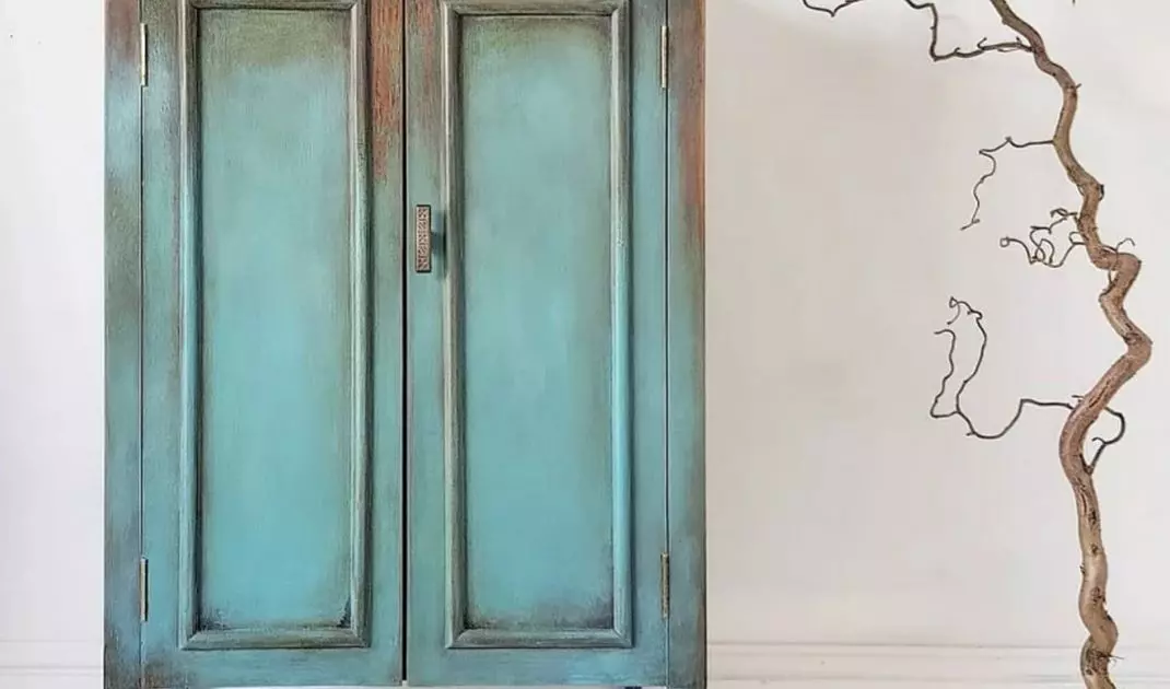 Ombre decoration of refurbished old closet