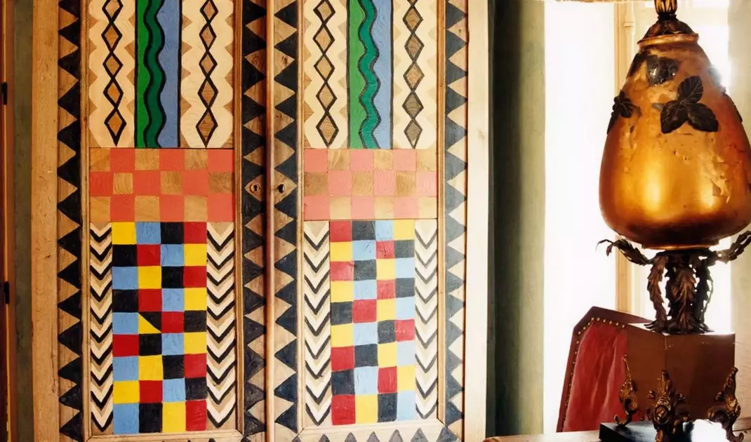 Decorations referring to ethnic patterns