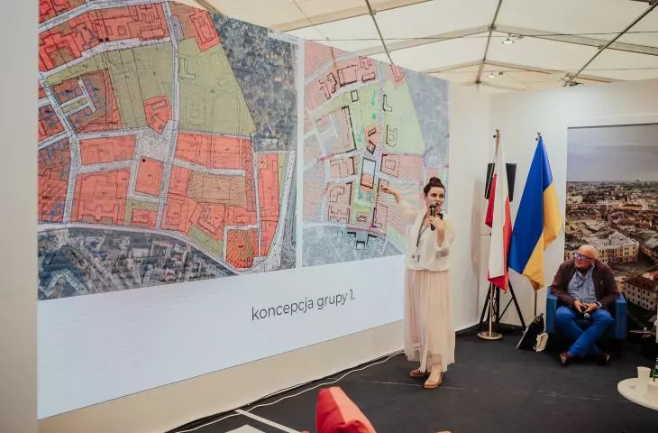 Małgorzata Tomczak podsumowująca wyniki warsztatów związanych z planowaniem Wesołej podczas Międzynarodowego Biennale Architektury w Krakowie