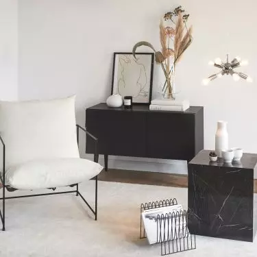 The combination of black, white and natural colors will be perfect for lovers of classics
