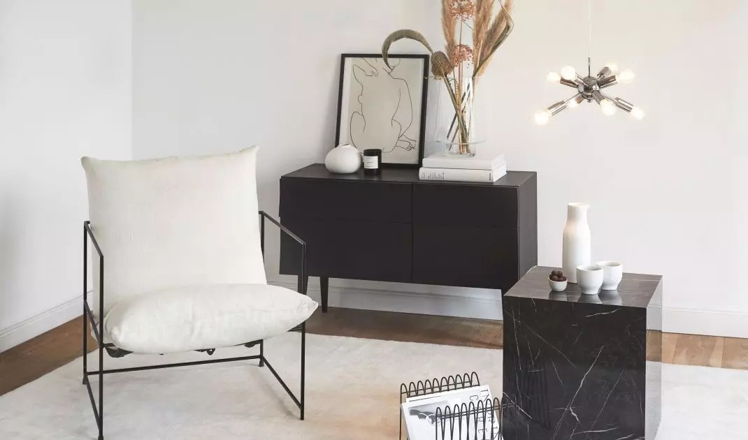 The combination of black, white and natural colors will be perfect for lovers of classics