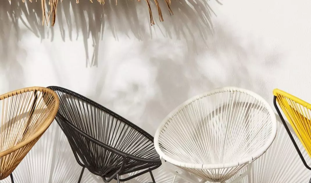 An armchair resembling an avocado fruit in form