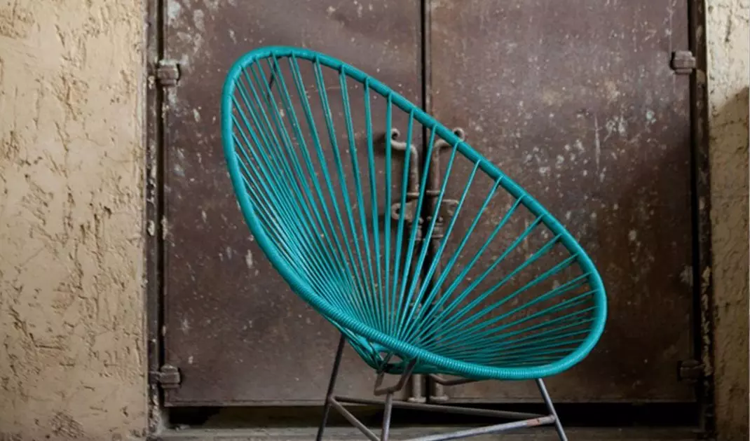 An armchair resembling an avocado fruit in form