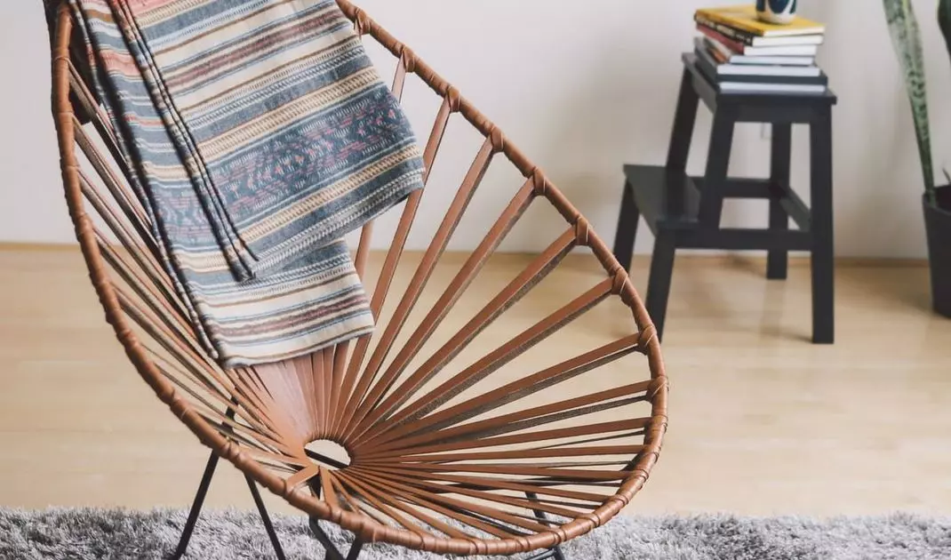 An armchair resembling an avocado fruit in form