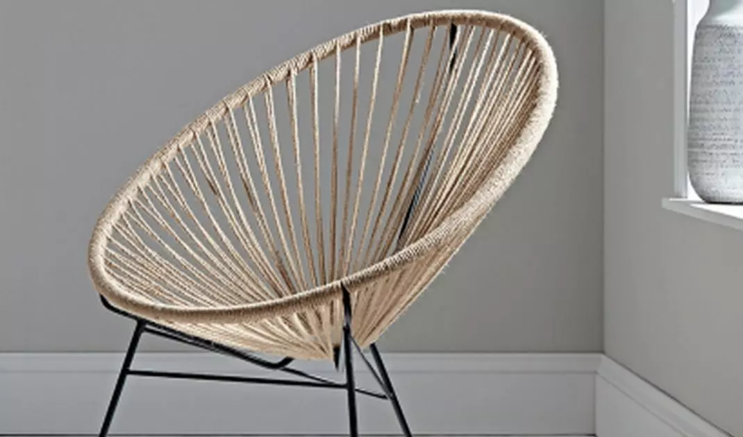 An armchair resembling an avocado fruit in form