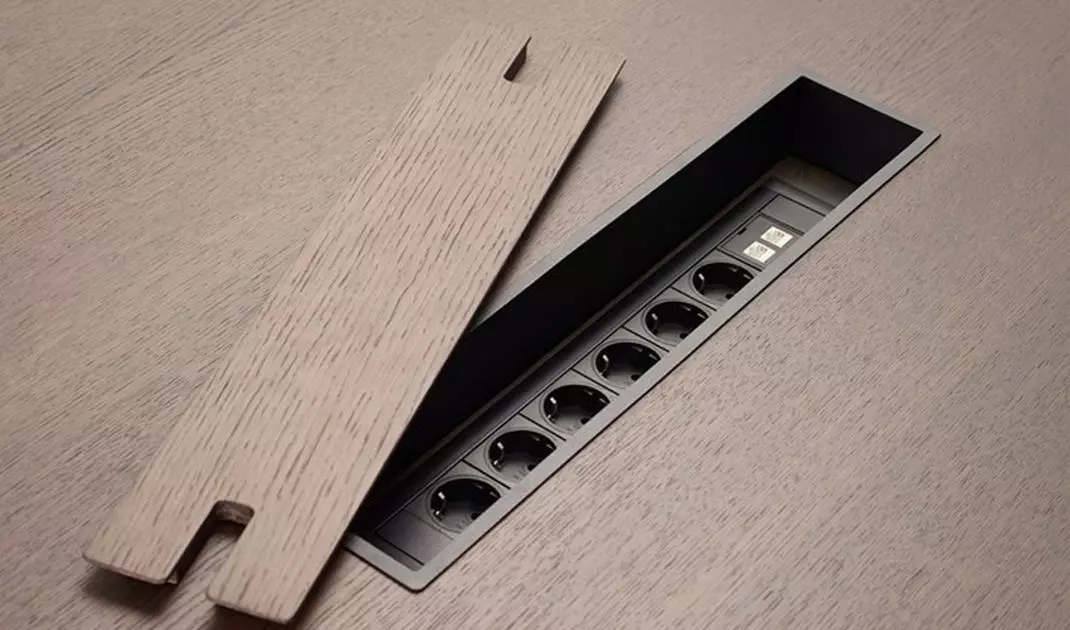 Electrical outlet hidden in the countertop