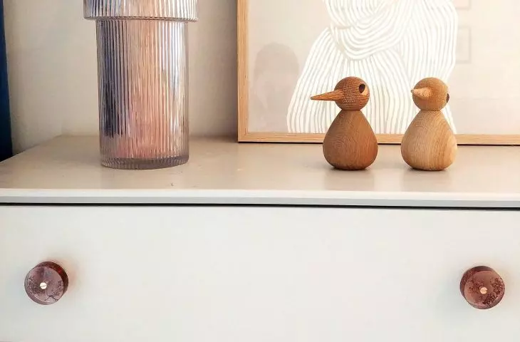 Kolorowe gałki ożywią białą komodę 