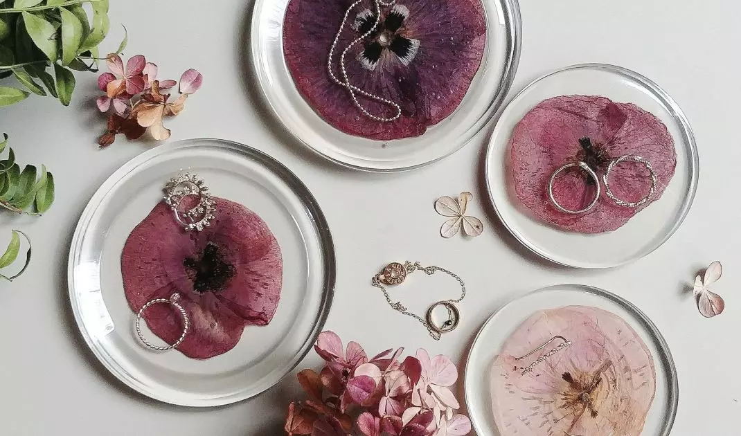 Jewelry trays with poppy petals 