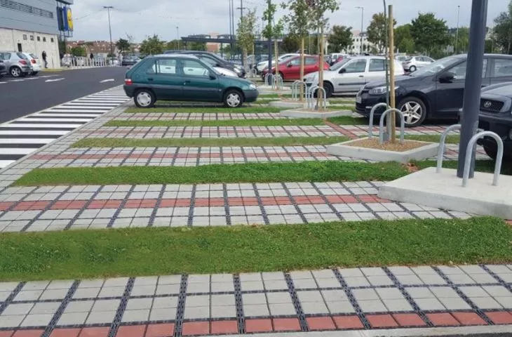 EcorasterBloxx w kombinacji z zazielenioną kratką Ecoraster