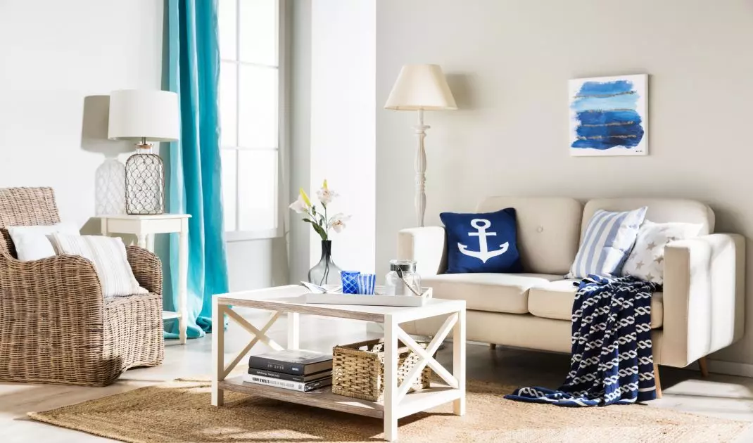 Rattan i wiklina świetnie współgrają z marynistyczną paletą kolorystyczną 