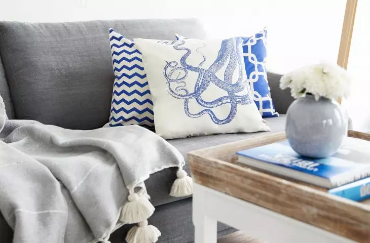 Surrounding yourself with nautical style will make a pleasant and peaceful atmosphere in your living room