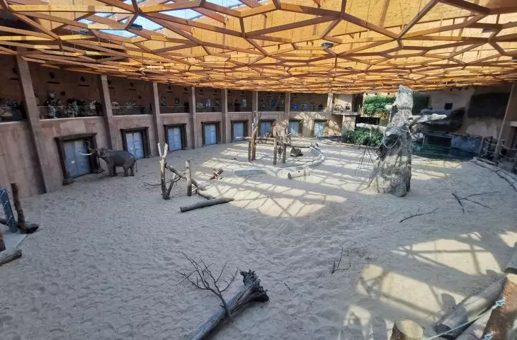 ajnowsza atrakcja turystyczna Łodzi — Orientarium (fauna i flora południowej Azji) w Miejskim Ogrodzie Zoologicznym wybudowane kosztem 230 mln złotych, projekt ArC2 Fabryka Projektowa.