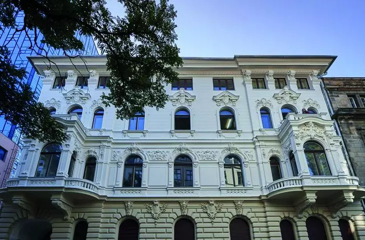 zięki rewitalizacji wyjątkowej urody kamienica wzniesiona dla Konrada Haessnera przy ulicy Roosevelta 17 odzyskała swój blask i służy łodzianom jako siedziba Domu Literatur