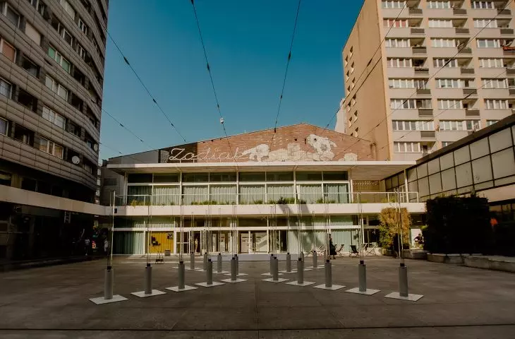 Instalacja Wodny Azyl znajduje się przed Zodiakiem