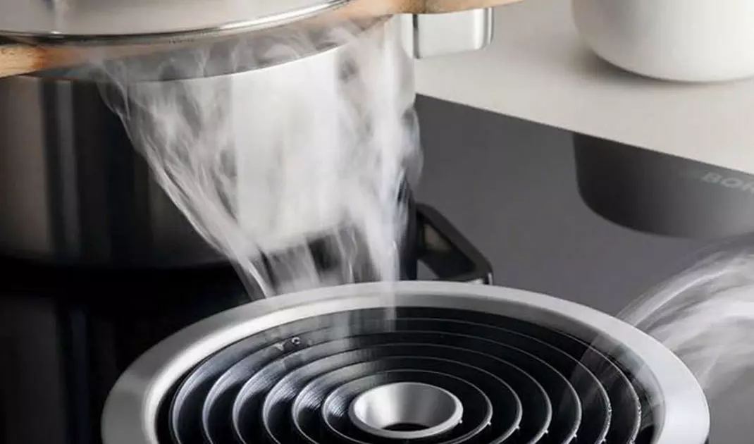 Steam absorber integrated into the hob
