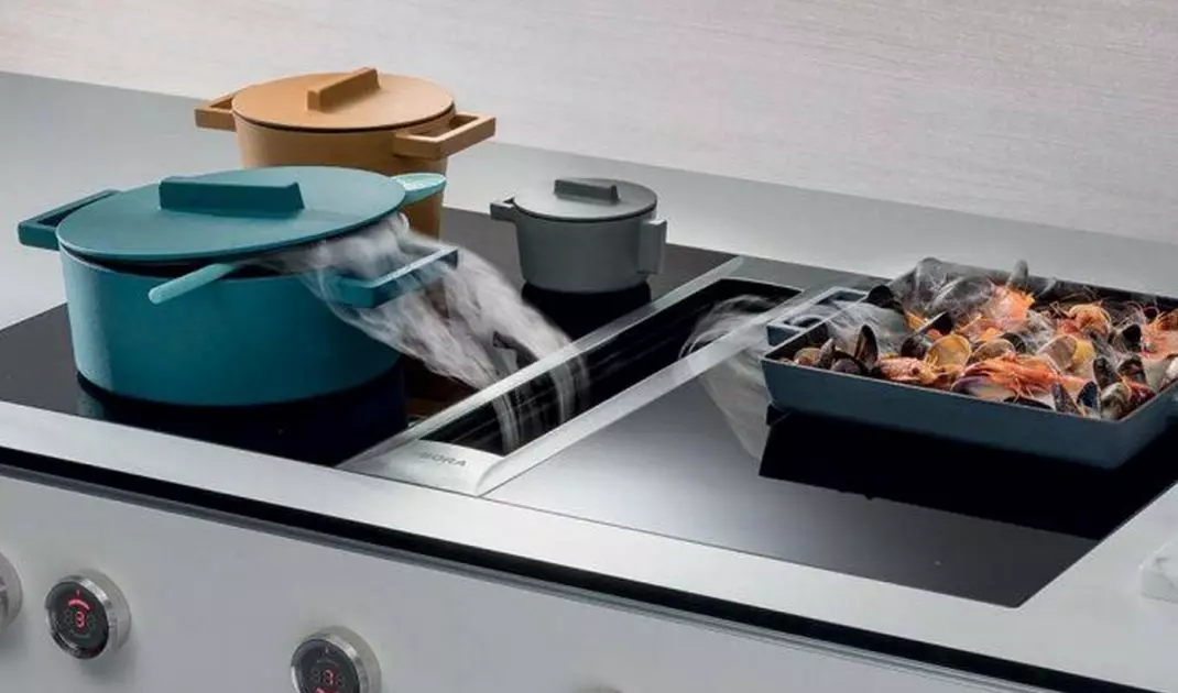 Steam absorber integrated into the hob