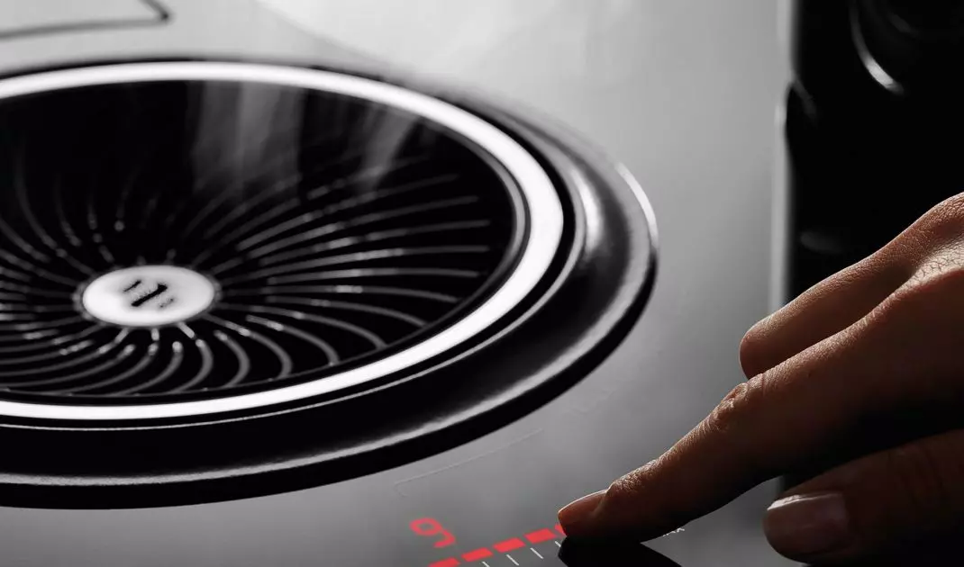 Steam absorber integrated into the hob