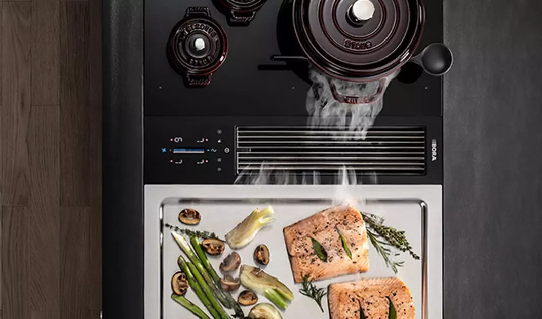 Steam absorber integrated into the hob