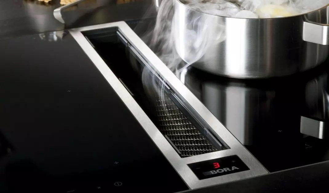 Steam absorber integrated into the hob