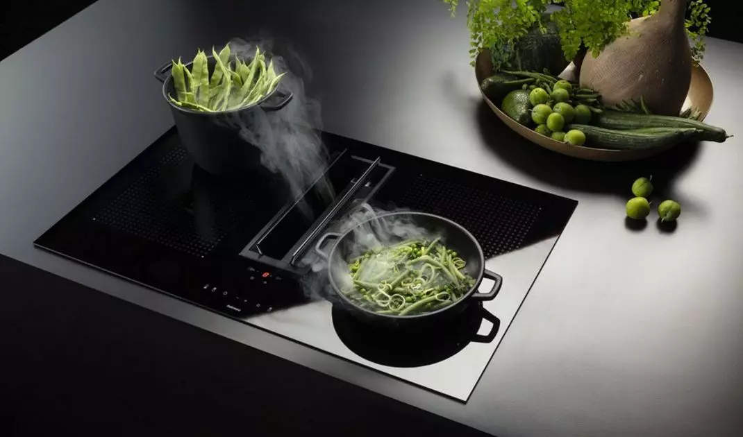 Steam absorber integrated into the hob