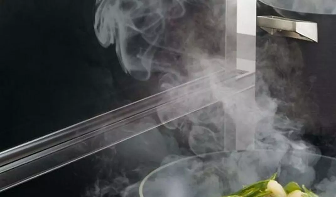 Steam absorber integrated into the hob
