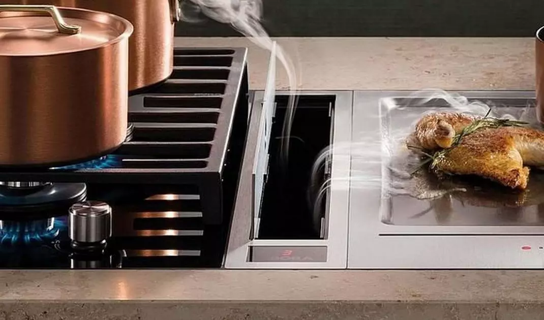 Steam absorber integrated into the hob